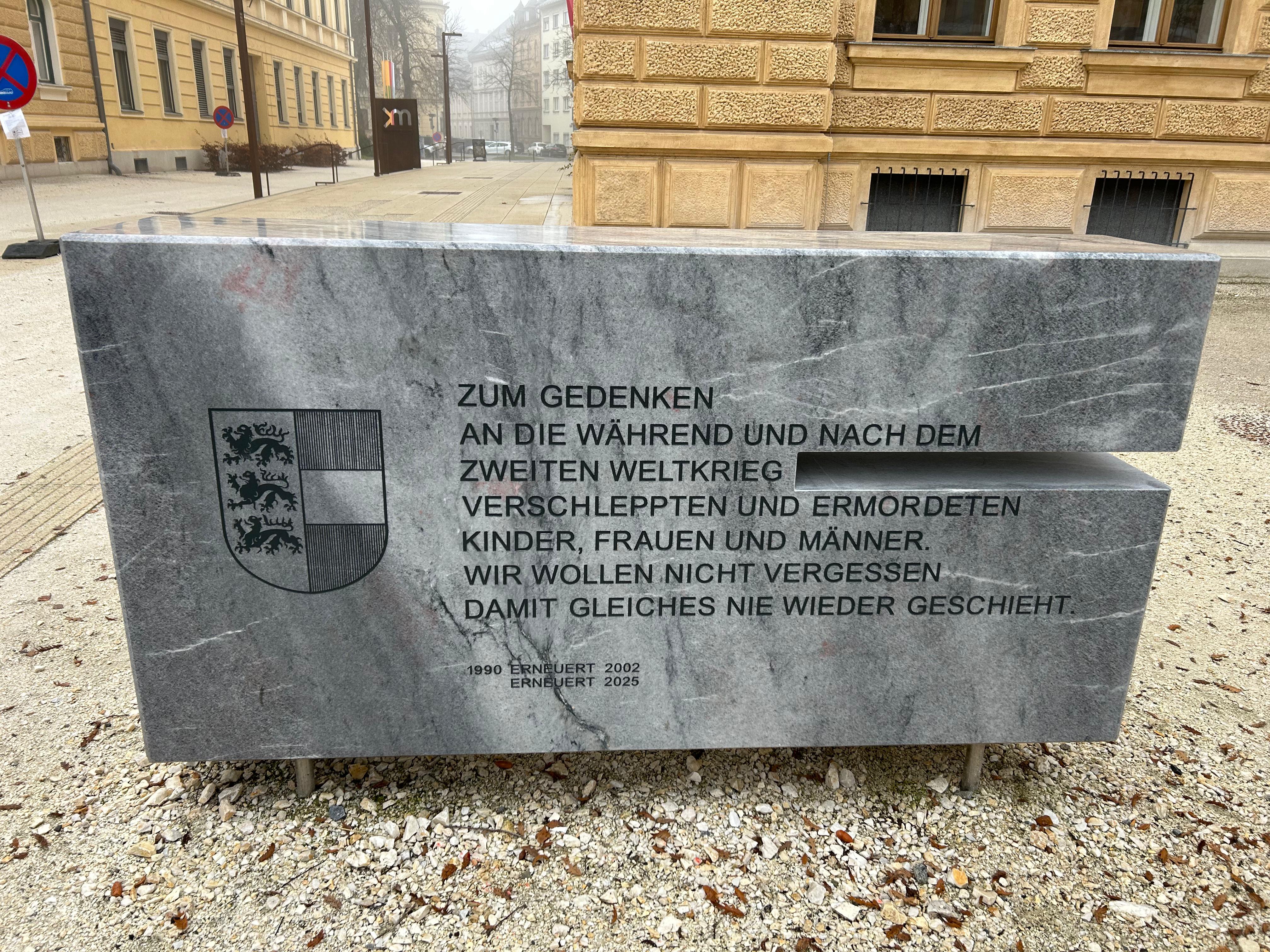 Vandali prekrili umetniško delo ''Od partizanov'' v Celovcu