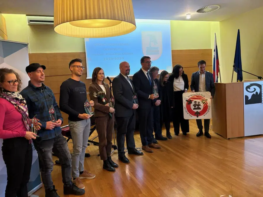 Občina Ravne na Koroškem prejela že tretje podaljšanje certifikata Mladim prijazna občina