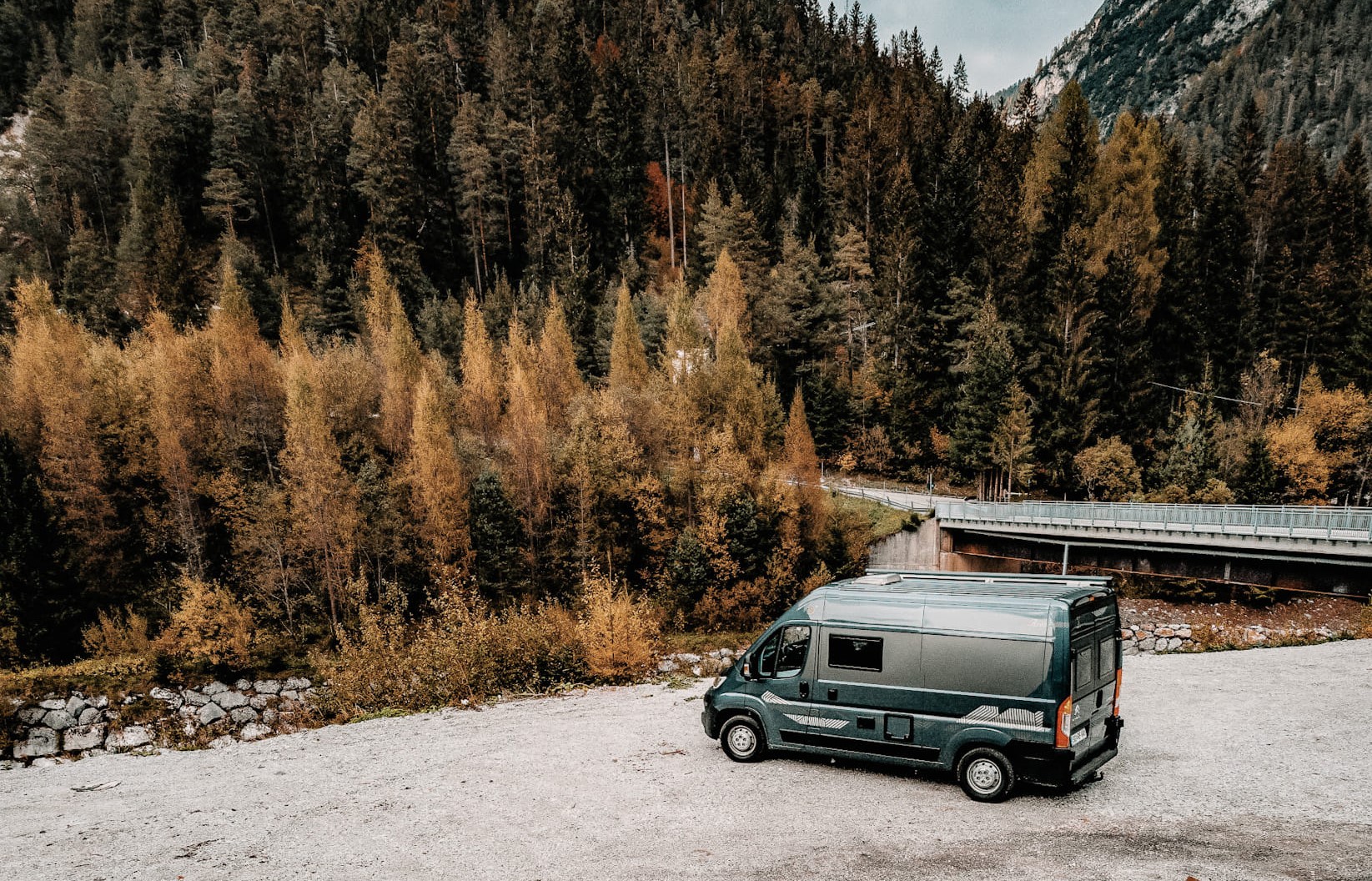 Robeta z vrhunskimi prazničnimi akcijami najema: božični pobegi, novoletne avanture in omejena izdaja “Robeta za božičnico”