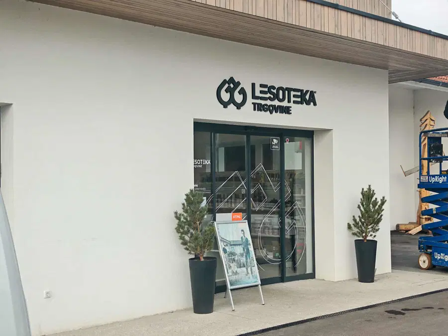 V jutranjih urah vlomljeno v Lesoteko, nepridipravi odnesli več motornih žag