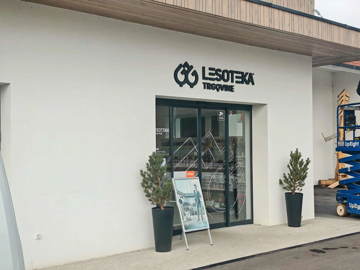 V jutranjih urah vlomljeno v Lesoteko, nepridipravi odnesli več motornih žag