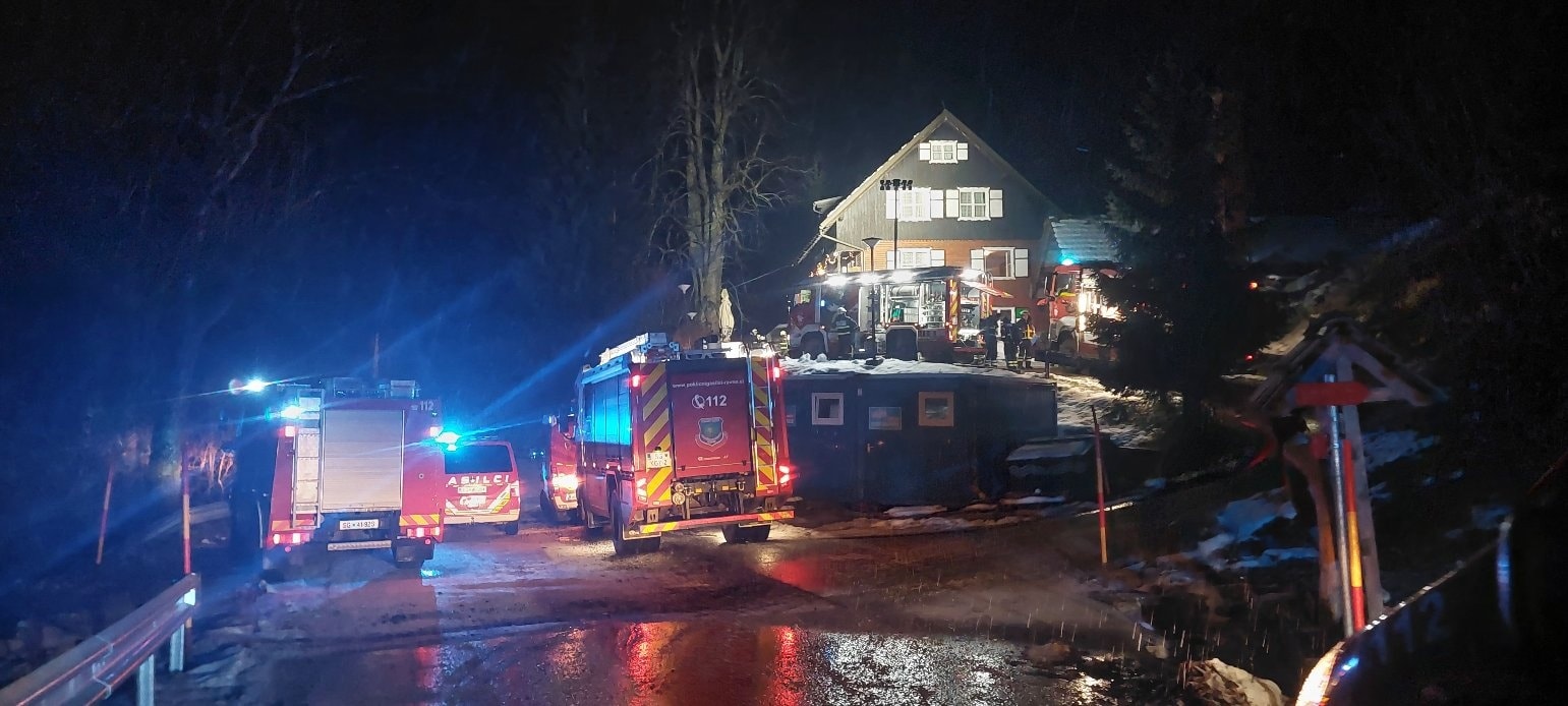 FOTO: V požaru smučarske koče dve osebi odpeljani v bolnišnico
