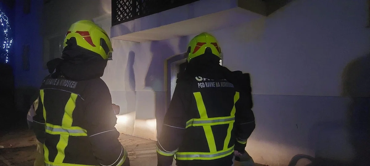 Požar v stanovanjskem bloku na Čečovju ob hitrem posredovanju pogašen