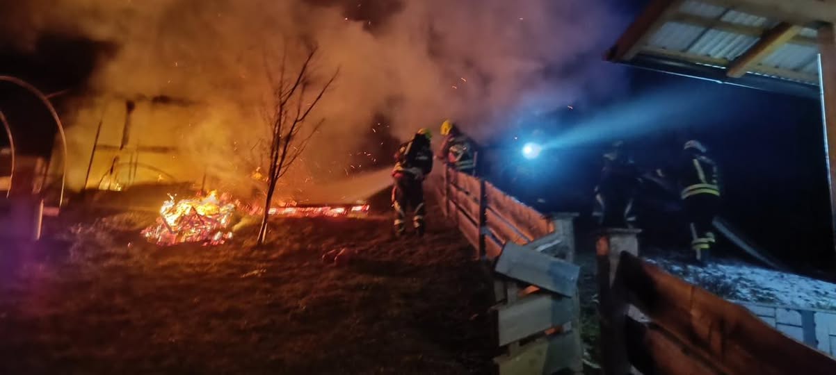 Požar zajel vrtno uto na Lešah