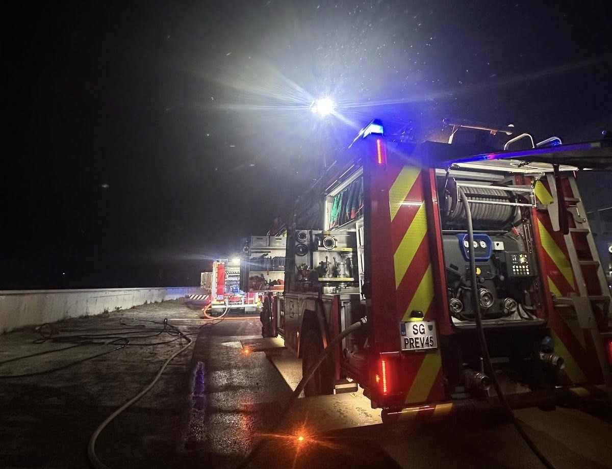 Zagorelo v industrijskem objektu na Prevaljah, gasilci preprečili najhujše (FOTO)