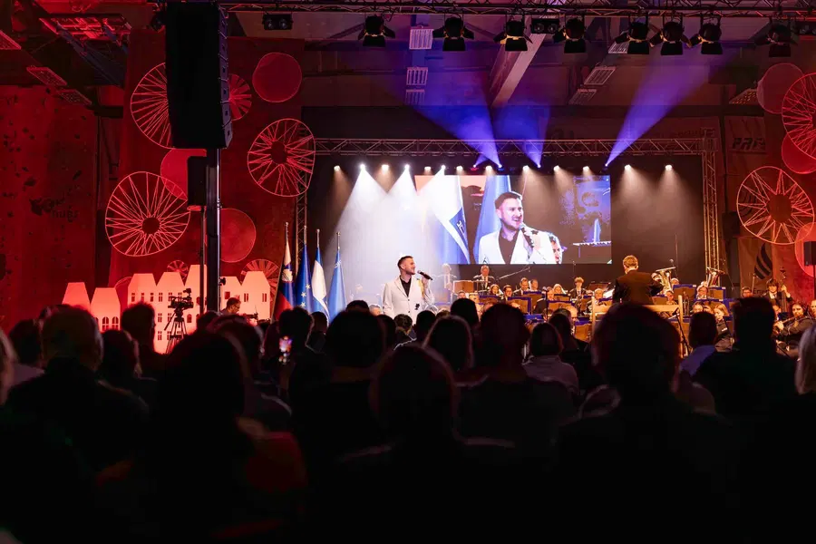 (FOTO) Pihalni orkester in Gregor Ravnik navdušili Slovenj Gradec