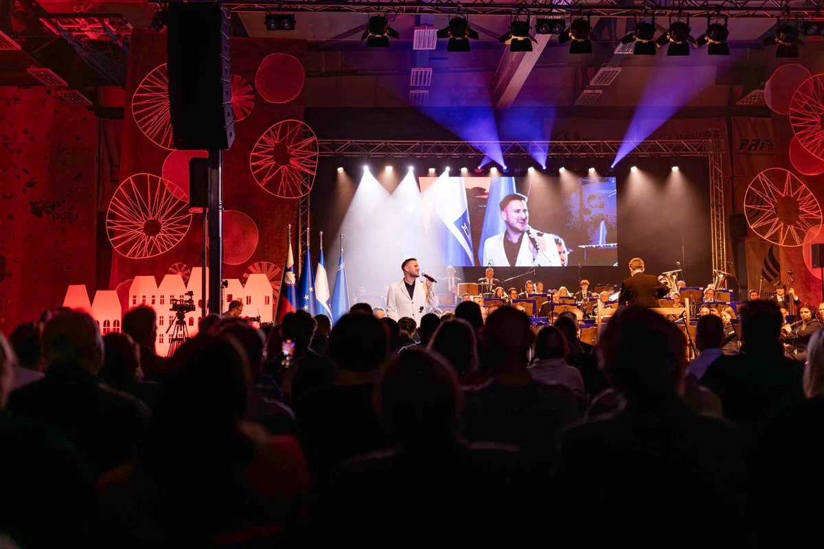 (FOTO) Pihalni orkester in Gregor Ravnik navdušili Slovenj Gradec