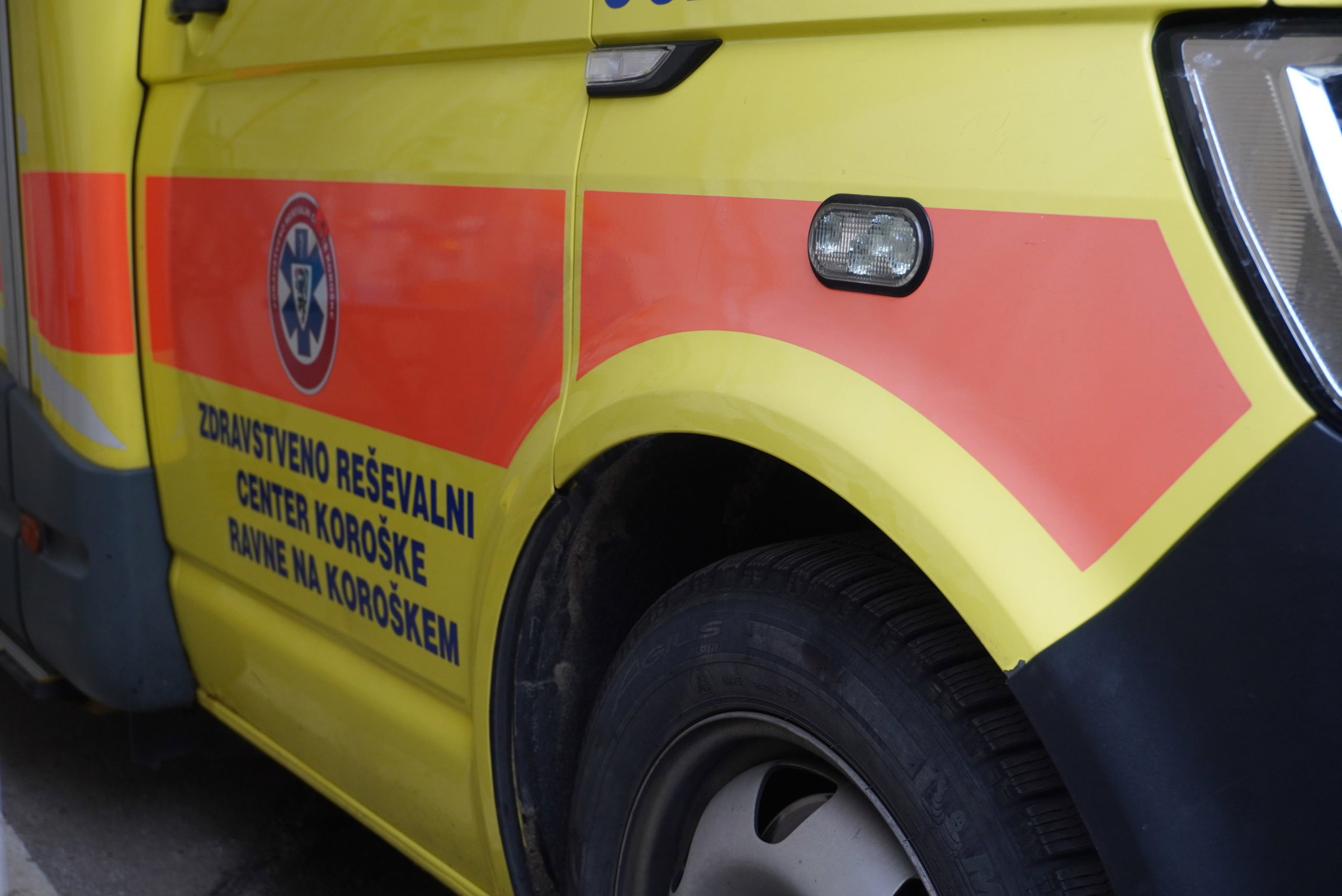 V Kotljah padel motorist, na pomoč priskočili gasilci