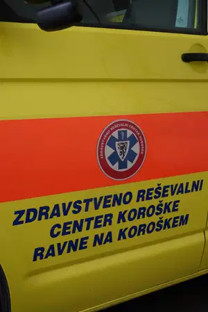 Na Ravnah trčila tri vozila, dve osebi poškodovani