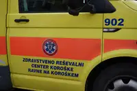 Poškodba pri delu na Ravnah, delavec utrpel poškodbo glave