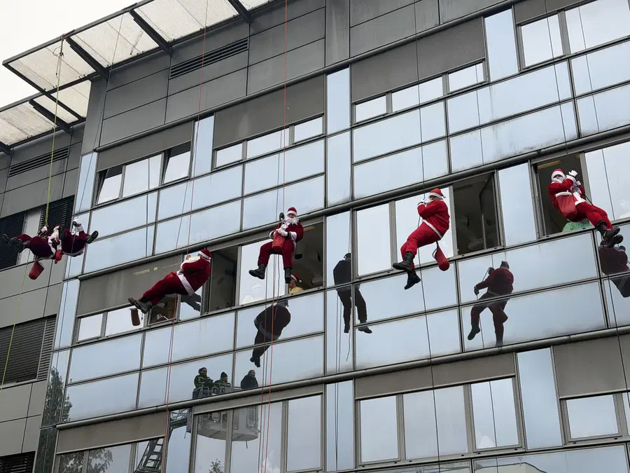 (FOTO) Božički s spustom iz SB SG polepšali dan malim bolnikom