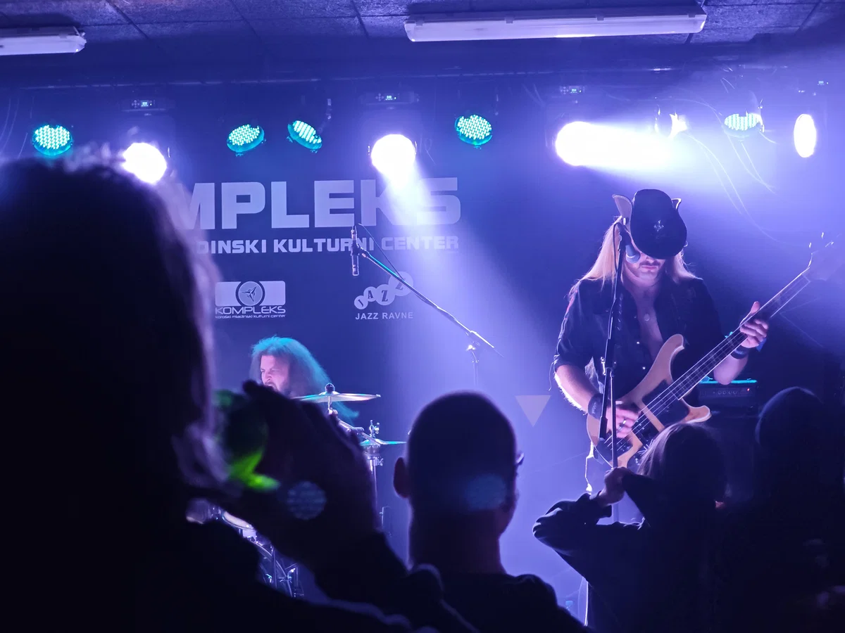 Koroški zvezdnik oživil basovsko legendo na odru Kompleksa (FOTO)
