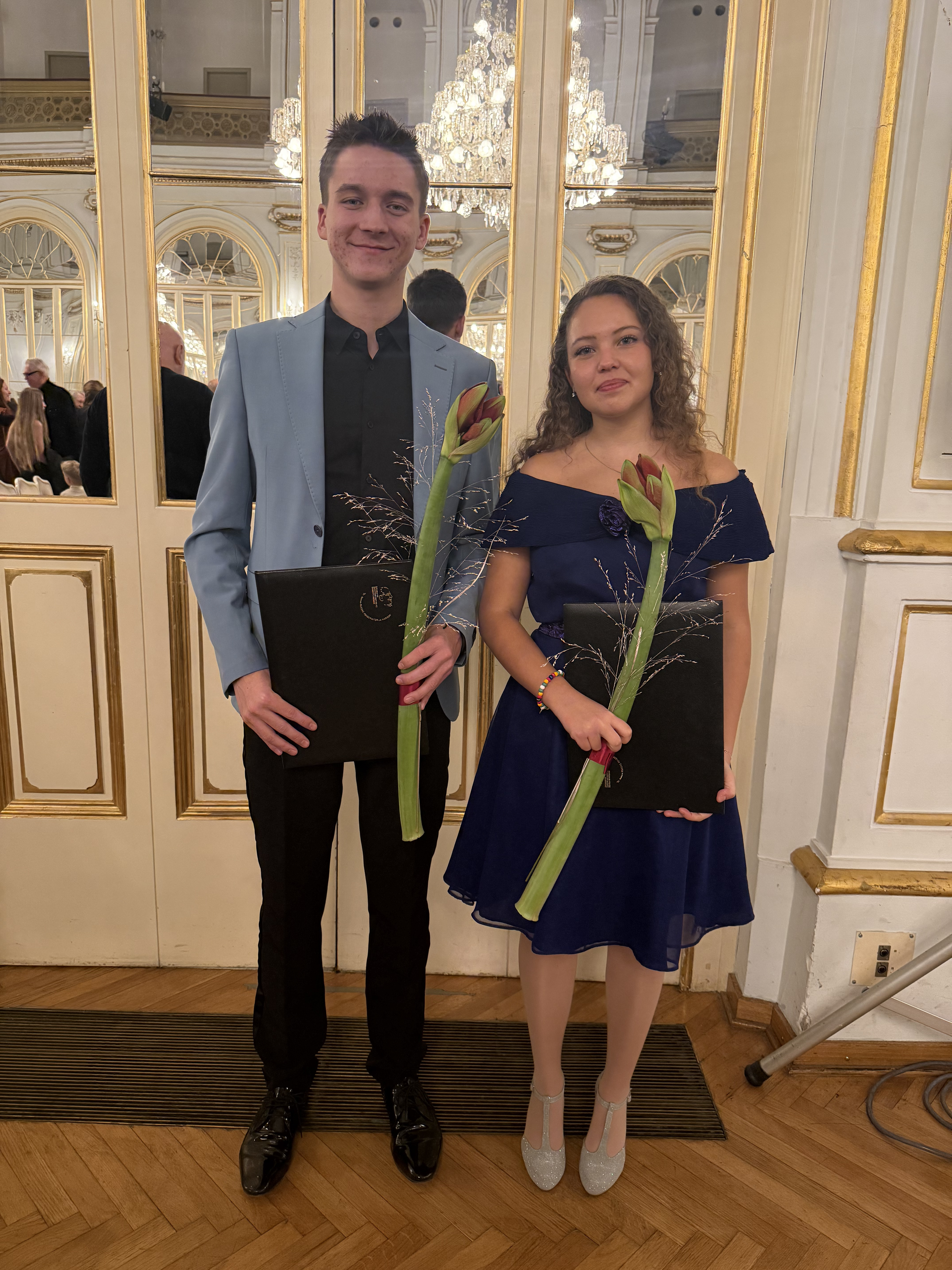 Anej Gorenjak in Klara Kobolt, bivša učenca GŠ Ravne na Koroškem, prejela diplomo dr. Romana Klasinca