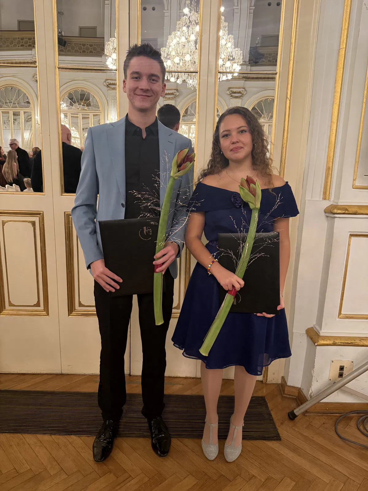 Anej Gorenjak in Klara Kobolt, bivša učenca GŠ Ravne na Koroškem, prejela diplomo dr. Romana Klasinca