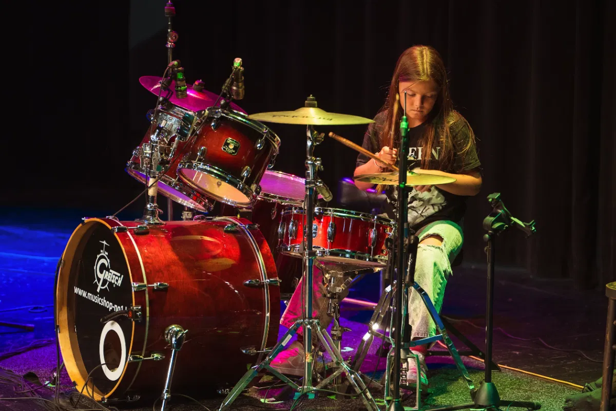 Mlada koroška bobnarka Lynn bo zablestela na velikem odru v Mariboru