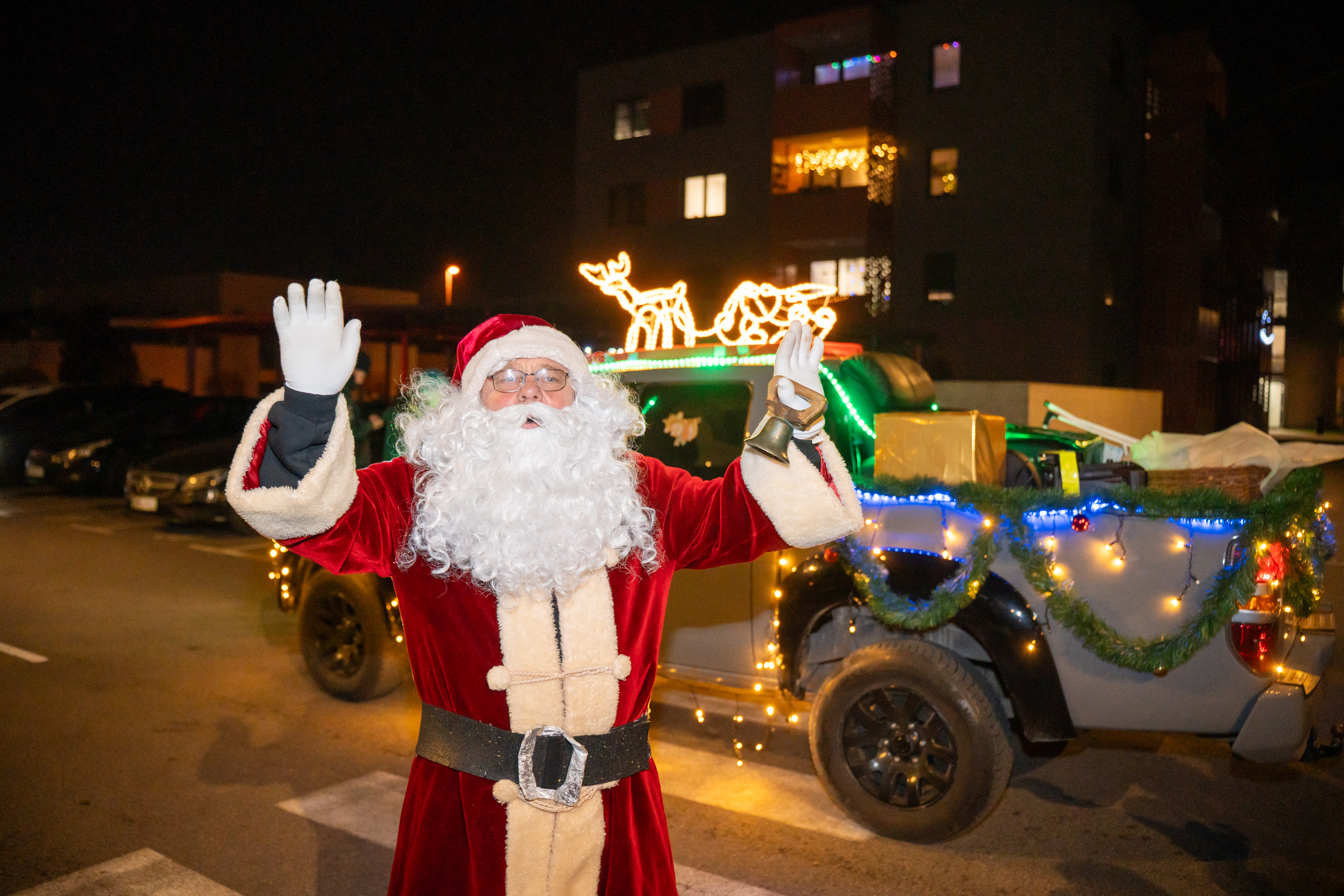 FOTO: Božiček danes že obiskal del mestnih četrti v Slovenj Gradcu, otroke bo razveseljeval še dva dni