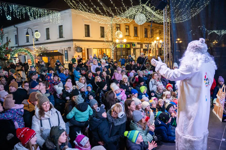(FOTO) Dedek Mraz na predzadnji dan leta v Slovenj Gradcu razveselil najmlajše