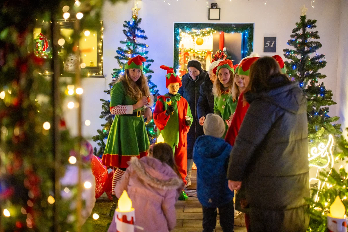 (FOTO) Na Ozarah ob spremstvu škratov in otrok zaživel čarobni december
