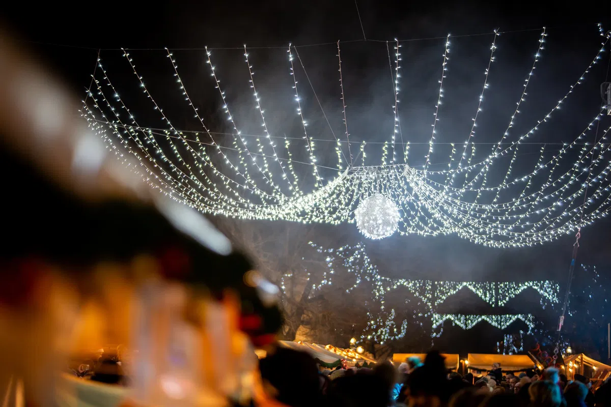 Tokratni sprehod ob obzidju bo praznično obarvan