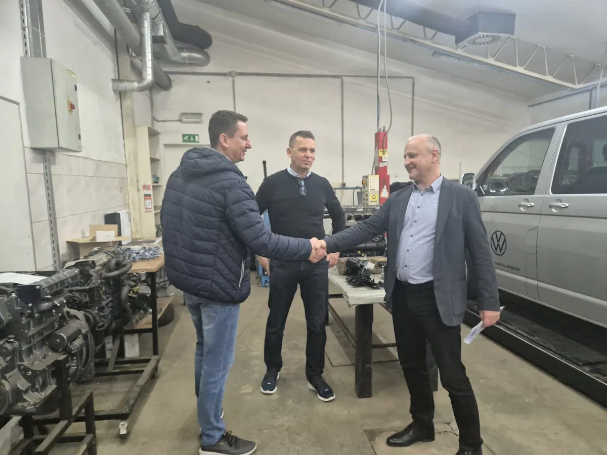 Nova pridobitev za dijake Srednje šole Ravne: Vozilo za sodobno praktično izobraževanje 