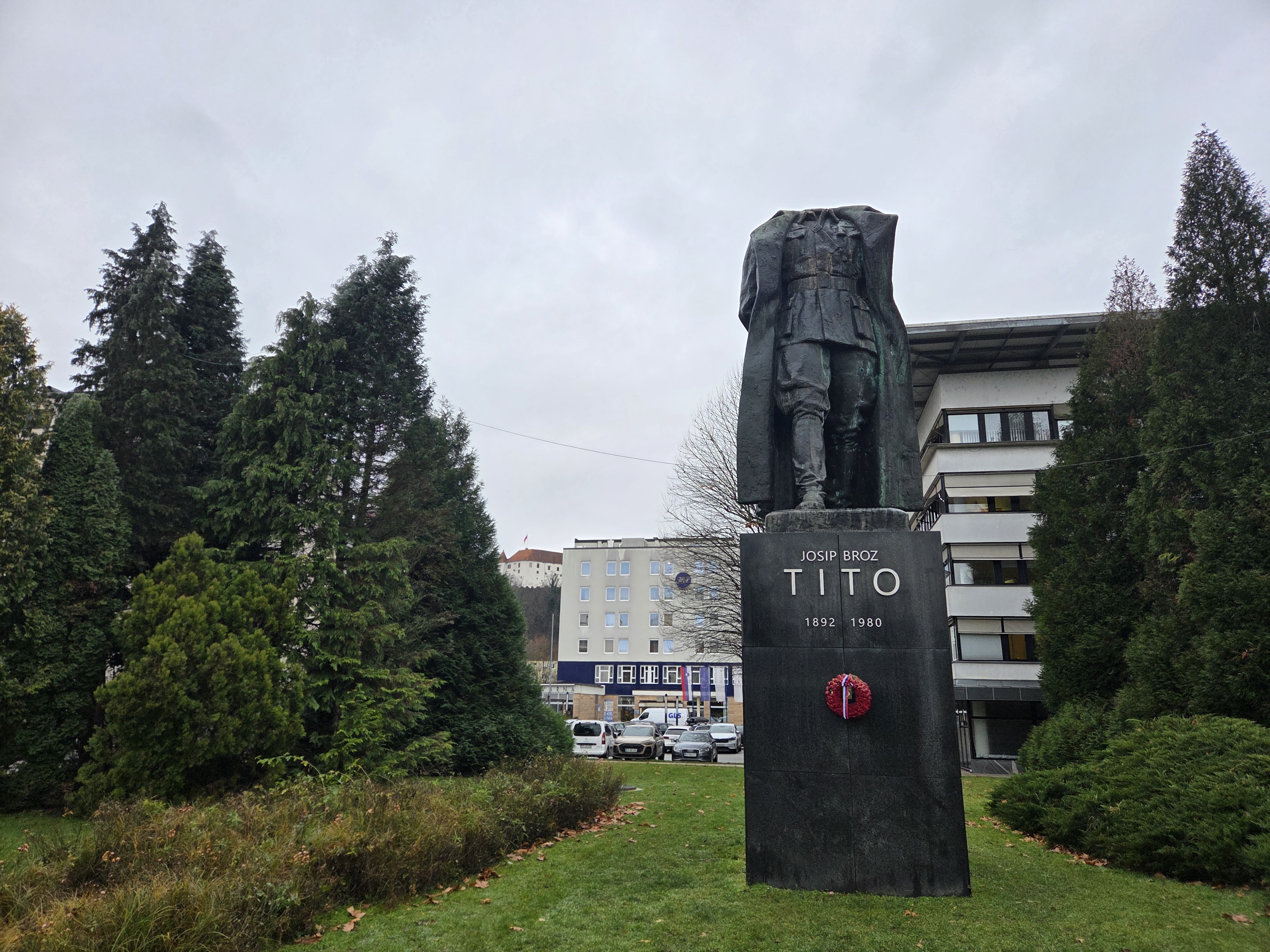 Vandal poškodoval spomenik Tita in mu odstranil glavo