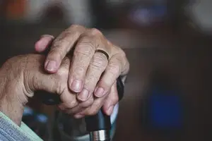Za izvajanje dolgotrajne oskrbe tudi 375 evrov dodatka za izvajalce oskrbe na domu