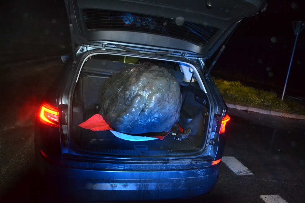 Velenjska policista ponoči ustavila voznika, ki je obglavil spomenik Tita #video