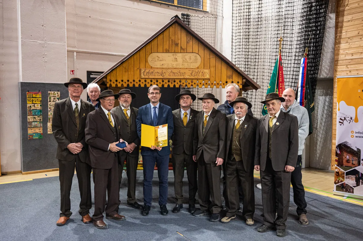 FOTO: Občina Ravne prejemnica naziva Čebelam najprijaznejša občina