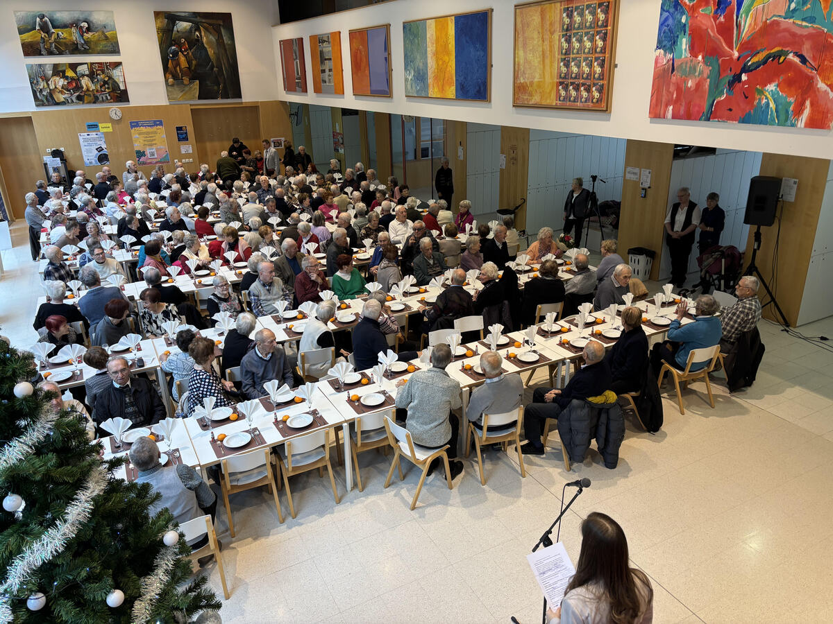 FOTO: Na Ravnah izvedli novoletno srečanje krajank in krajanov z Raven, starih 80 let in več