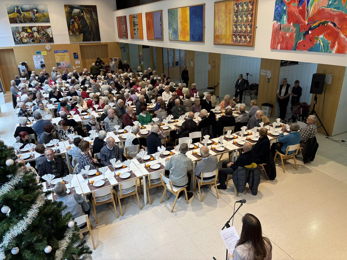 FOTO: Na Ravnah izvedli novoletno srečanje krajank in krajanov z Raven, starih 80 let in več