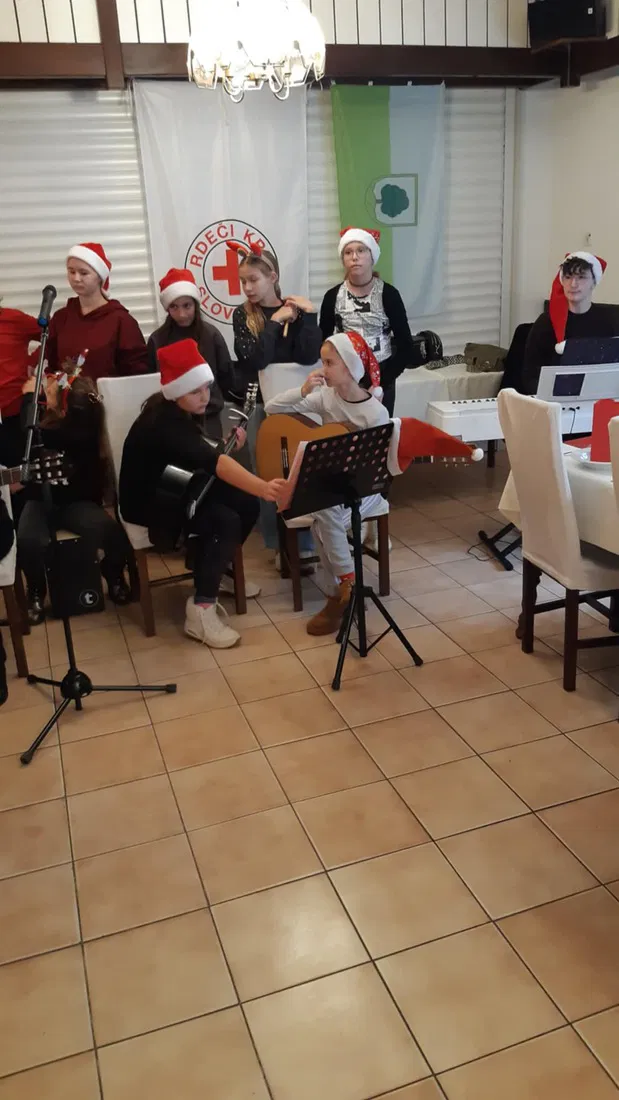 V Kotljah so se v nedeljo srečali starejši občani