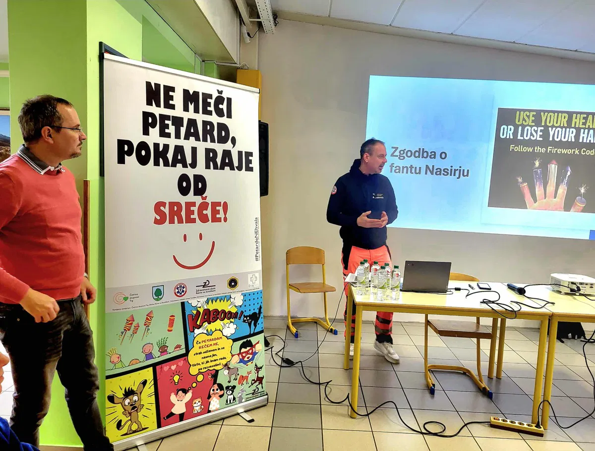 (FOTO) Pokanje = red flag tudi na Ravnah: Skupaj proti rabi pirotehnike