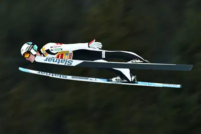 Domen Prevc v Lahtiju zapečatil veliki kristalni globus 