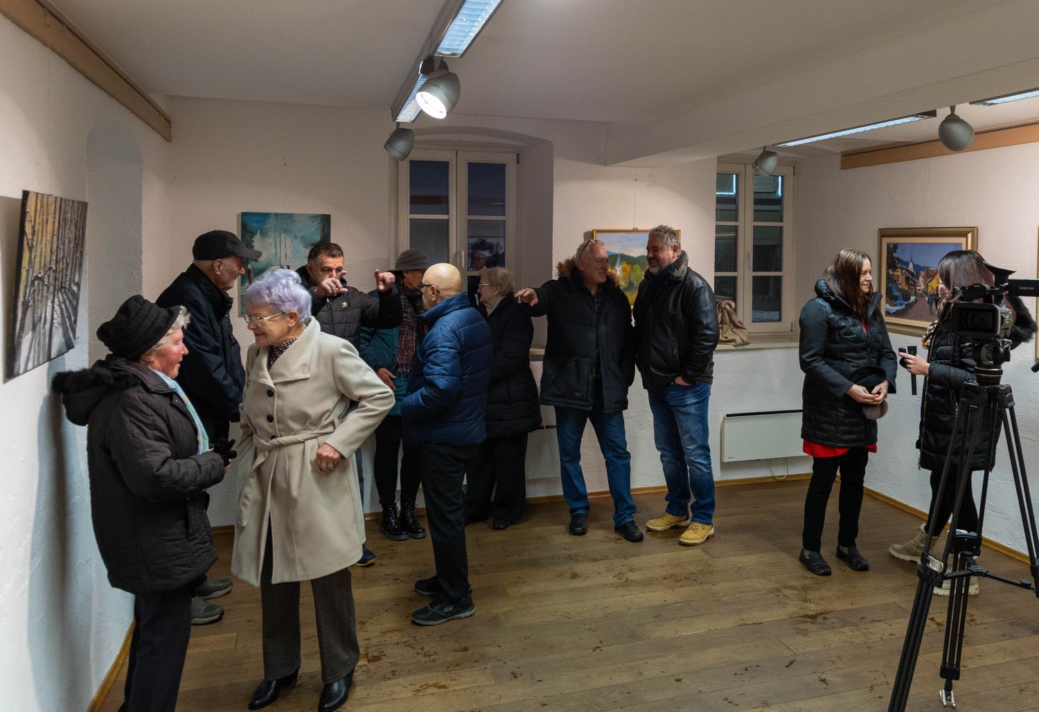 (FOTO) V Dravogradu do konca januarja svoja dela razstavlja Likovna sekcija KD Dravograd