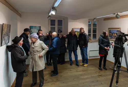 (FOTO) V Dravogradu do konca januarja svoja dela razstavlja Likovna sekcija KD Dravograd