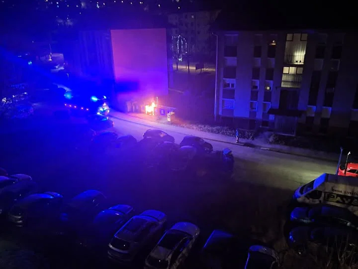 Prvi dan v letu na Ravnah zagorel zabojnik za smeti