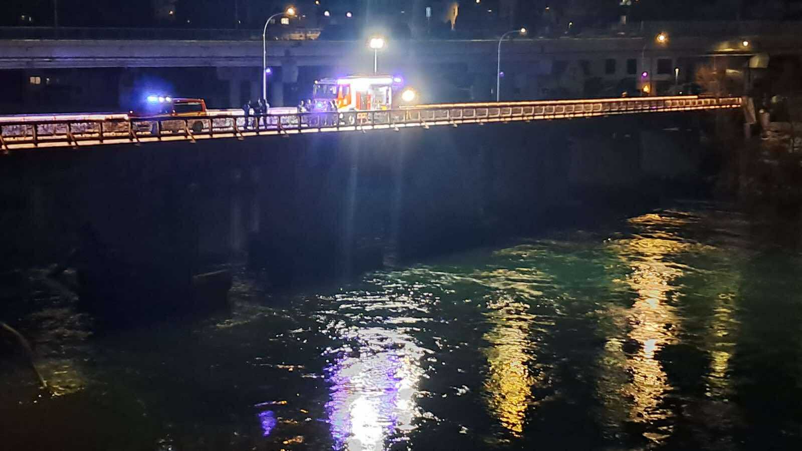 Oseba padla z mostu v Dravogradu, iskalna akcija v teku