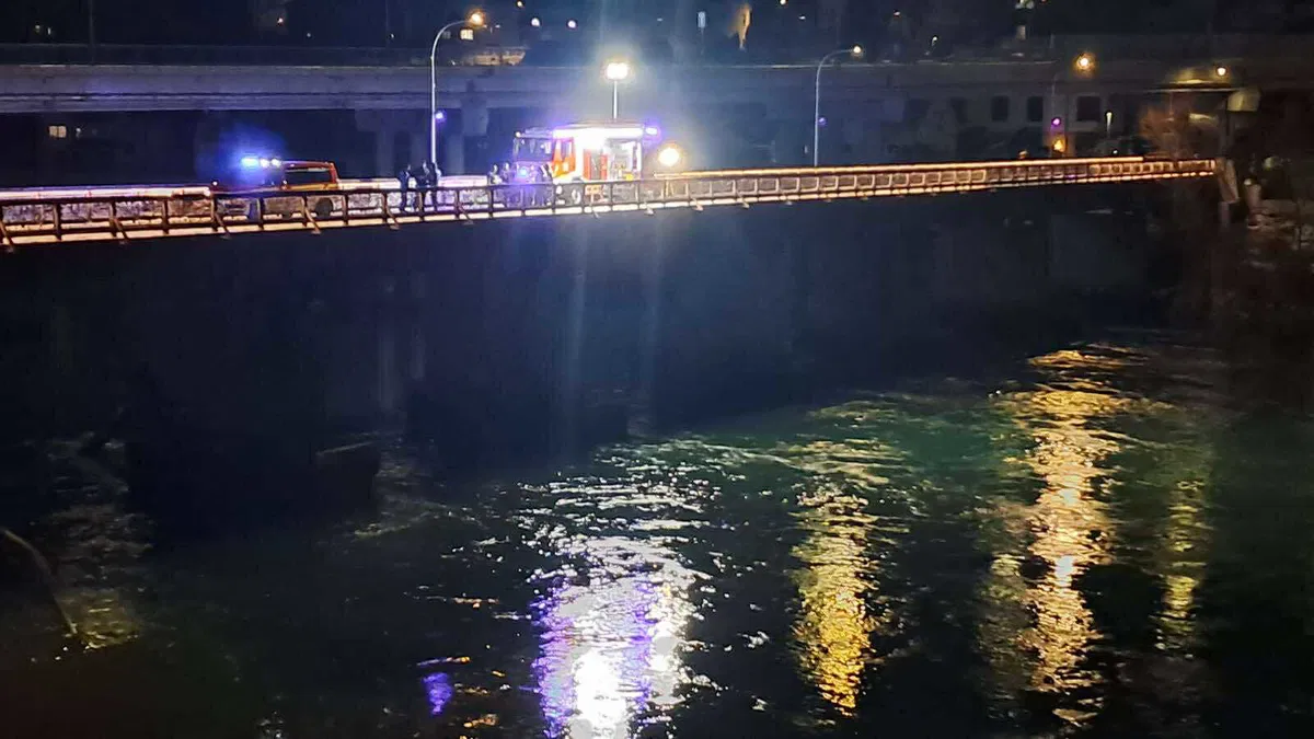 Oseba padla z mostu v Dravogradu, iskalna akcija v teku