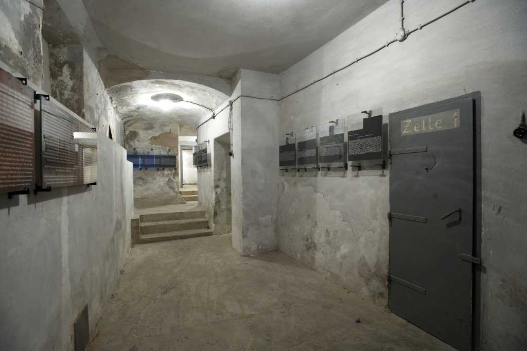 Ob dnevu spomina na žrtve holokavsta voden ogled Gestapovskih zaporov v Dravogradu