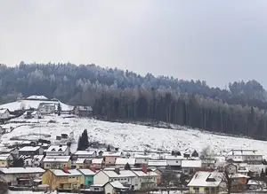 Zaradi zazidave komunalne opreme do novembra delna zapora na Ravnah