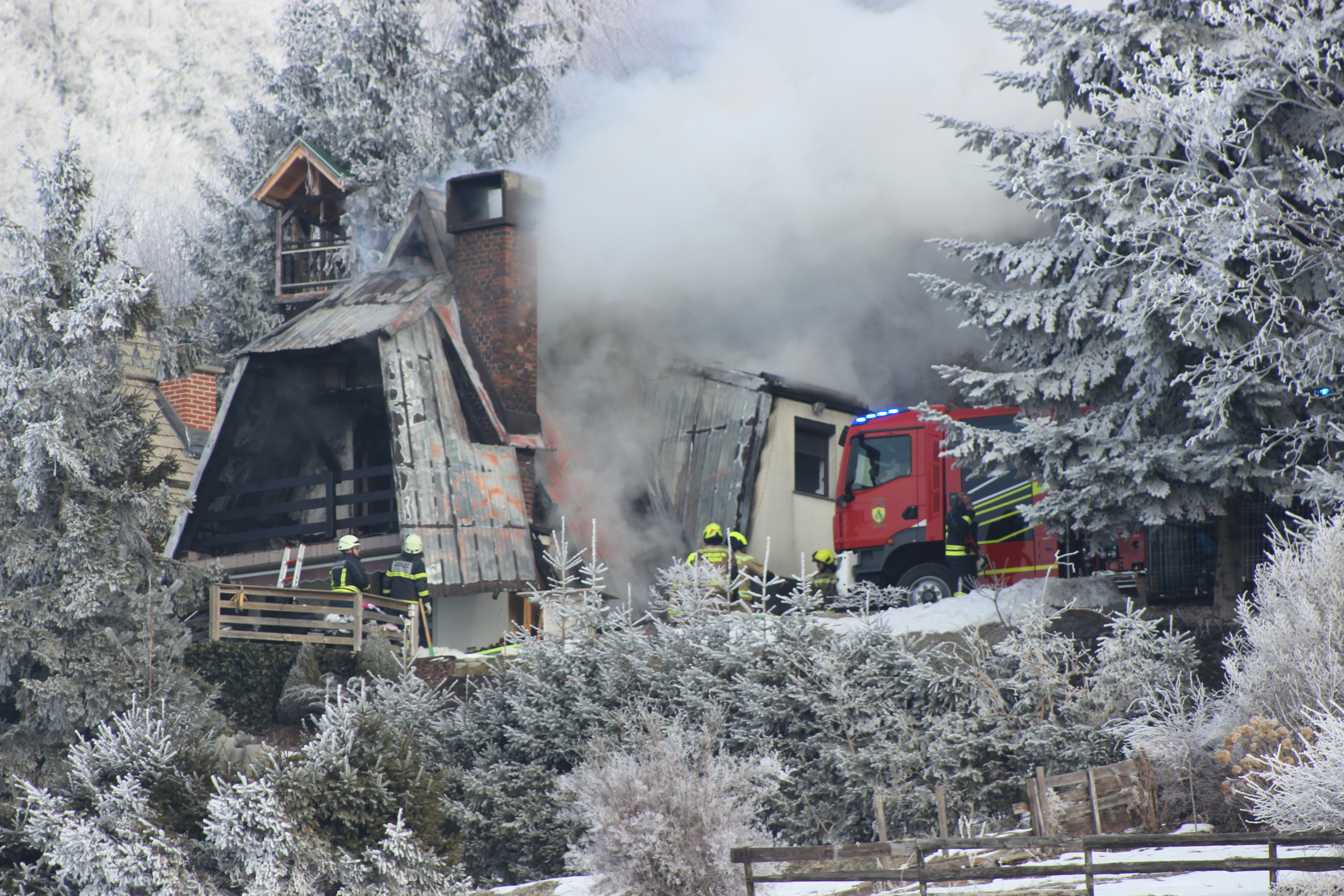 Na Paškem Kozjaku ogenj zajel stanovanjsko hišo (FOTO)