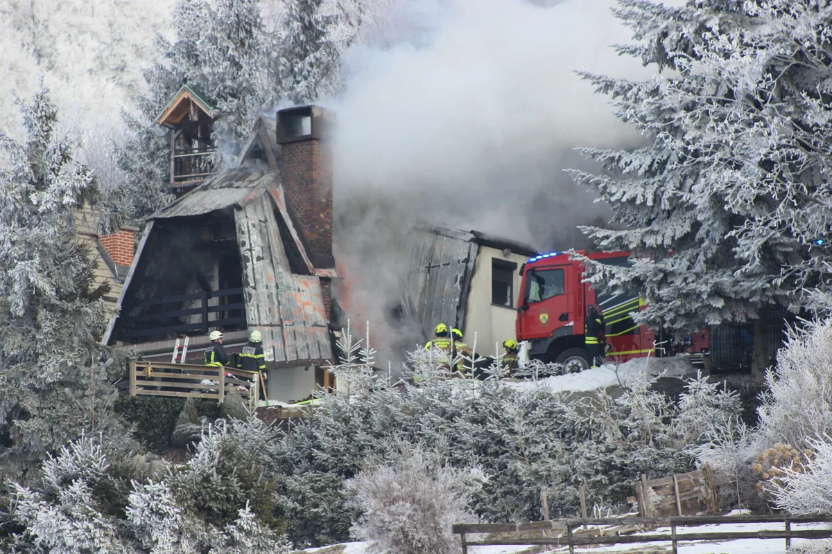 Na Paškem Kozjaku ogenj zajel stanovanjsko hišo (FOTO)