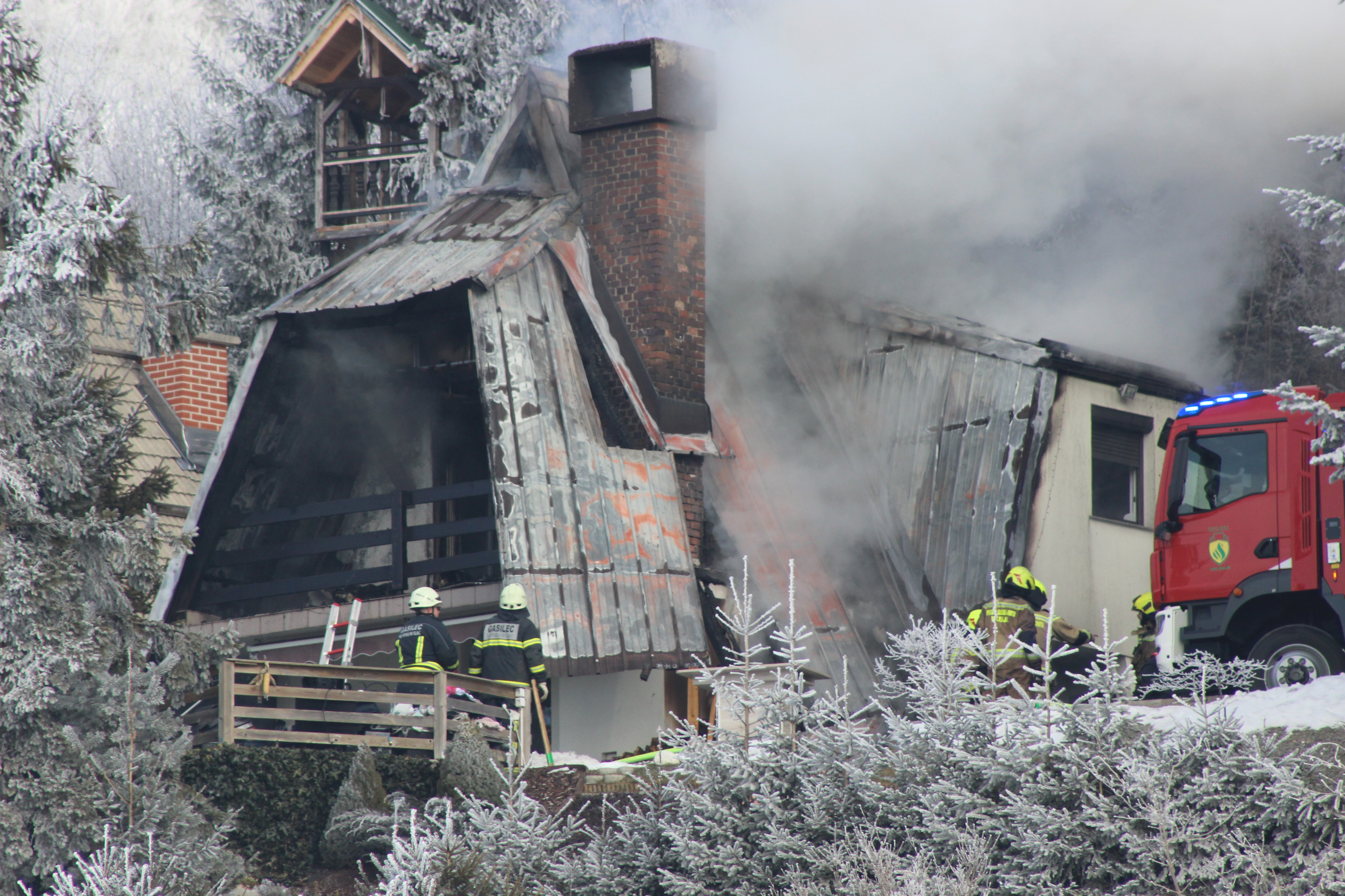 V požaru na Paškem Kozjaku v celoti uničena mansarda in srednji del hiše
