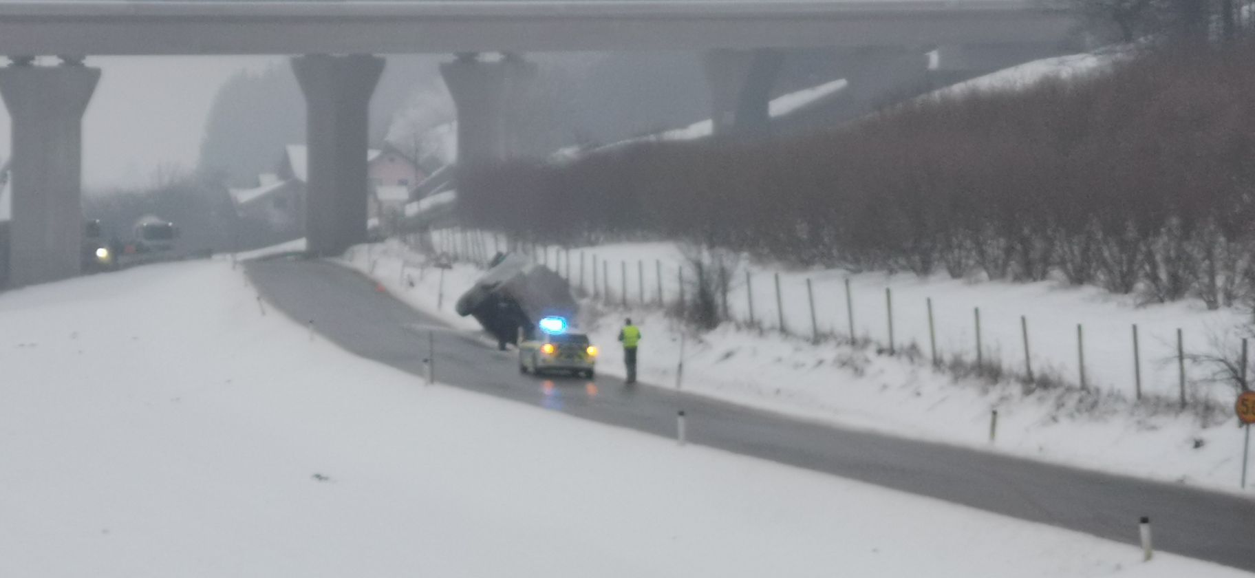 Zaradi poledenele ceste cisterna pristala v jarku v Podgorju