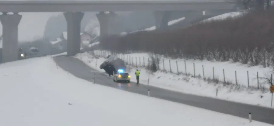 Zaradi poledenele ceste cisterna pristala v jarku v Podgorju