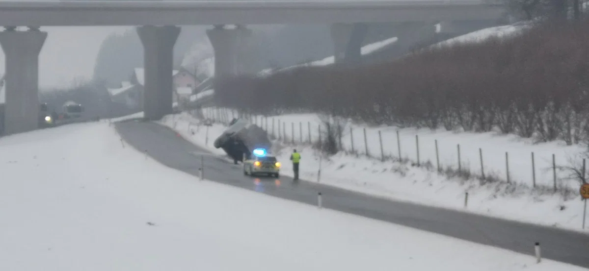 Zaradi poledenele ceste cisterna pristala v jarku v Podgorju