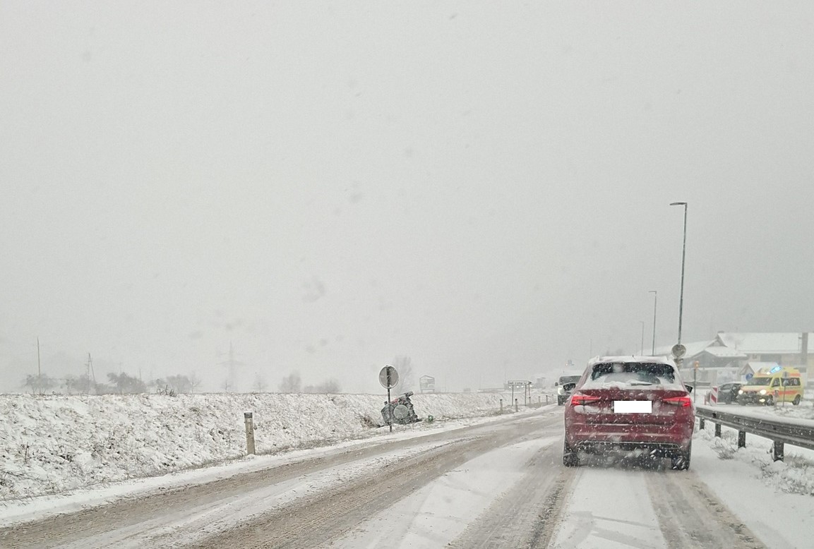 V Šentjanžu avto na boku, ena oseba ukleščena