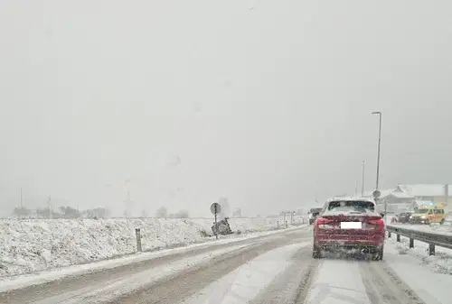 V Šentjanžu avto na boku, ena oseba ukleščena