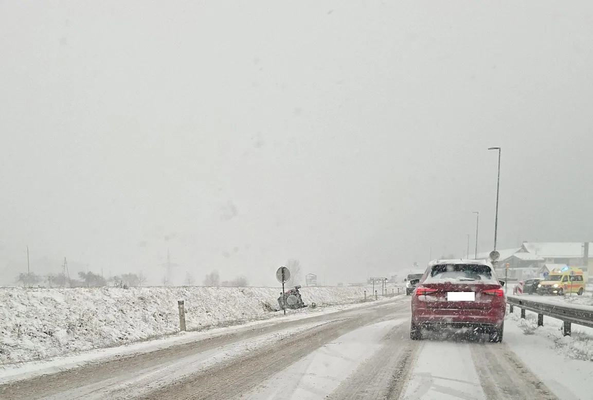 V Šentjanžu avto na boku, ena oseba ukleščena