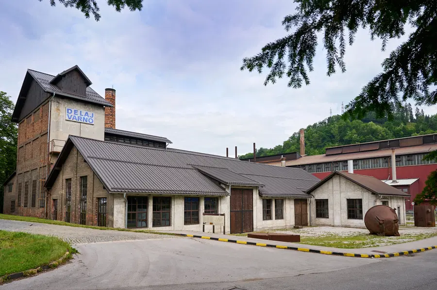 Odkrijte prenovljeno Staro železarno na Ravnah na brezplačnem vodstvu